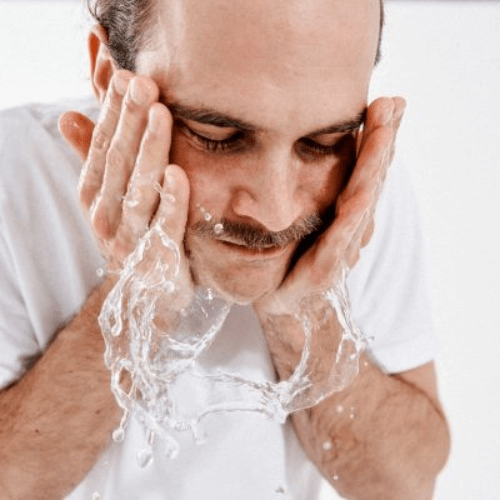 Cierra los poros con agua fría después del afeitado