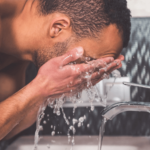Preparación para afeitado en mojado: lavar la cara con agua caliente
