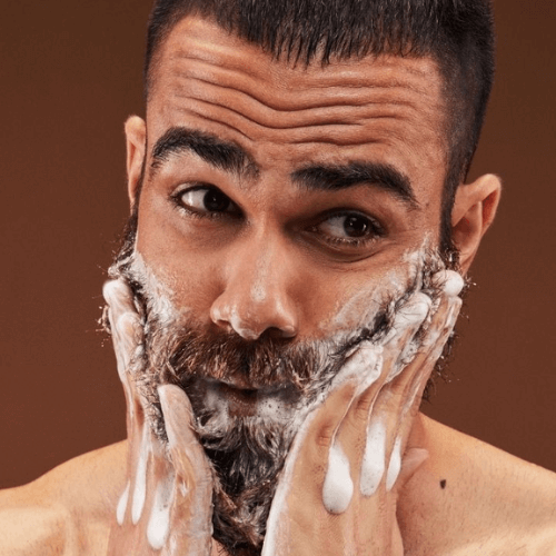 Preparación para afeitado en mojado: masajear la cara