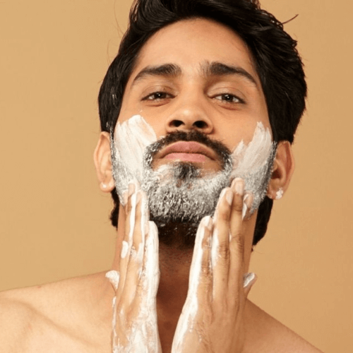 Preparación para afeitado en mojado: poner gel de afeitar en la cara