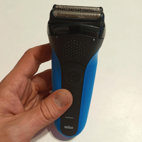 Preparación para afeitado en seco: revisar que la maquinilla esté limpia