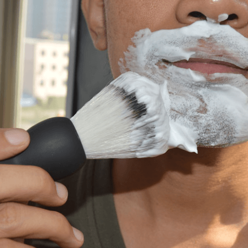 Preparación para afeitado en seco: ponerte loción en la cara