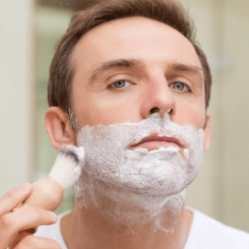 Usa crema o gel antes de afeitarte